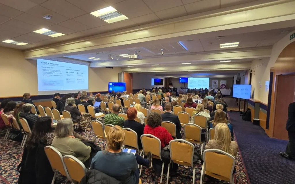 Udeleženci Fajdigovih dni 2026 med predavanjem v Kranjski Gori