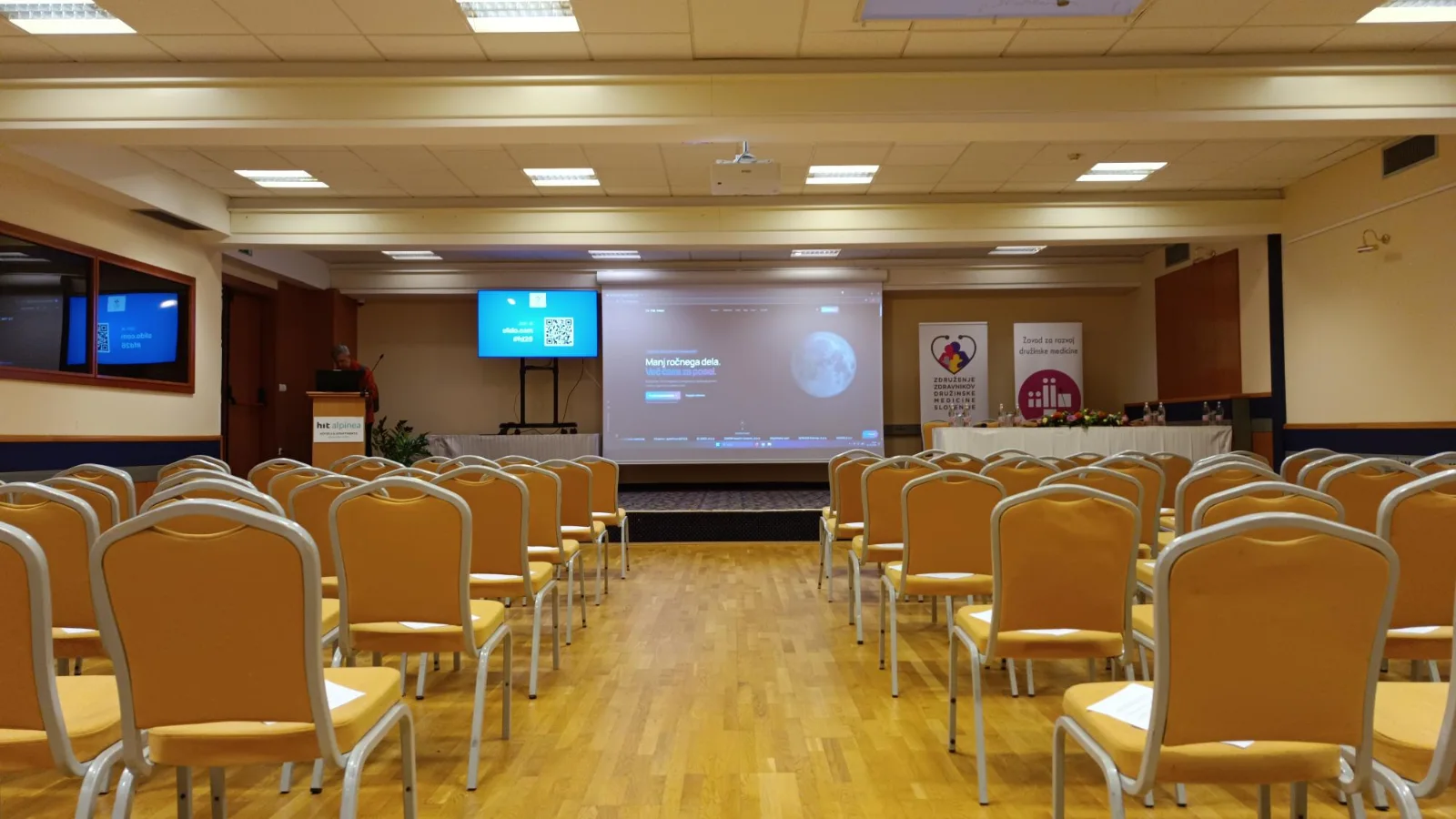 Pripravljena dvorana pred začetkom Fajdigovih dni, s projekcijo in zaslonom za Slido